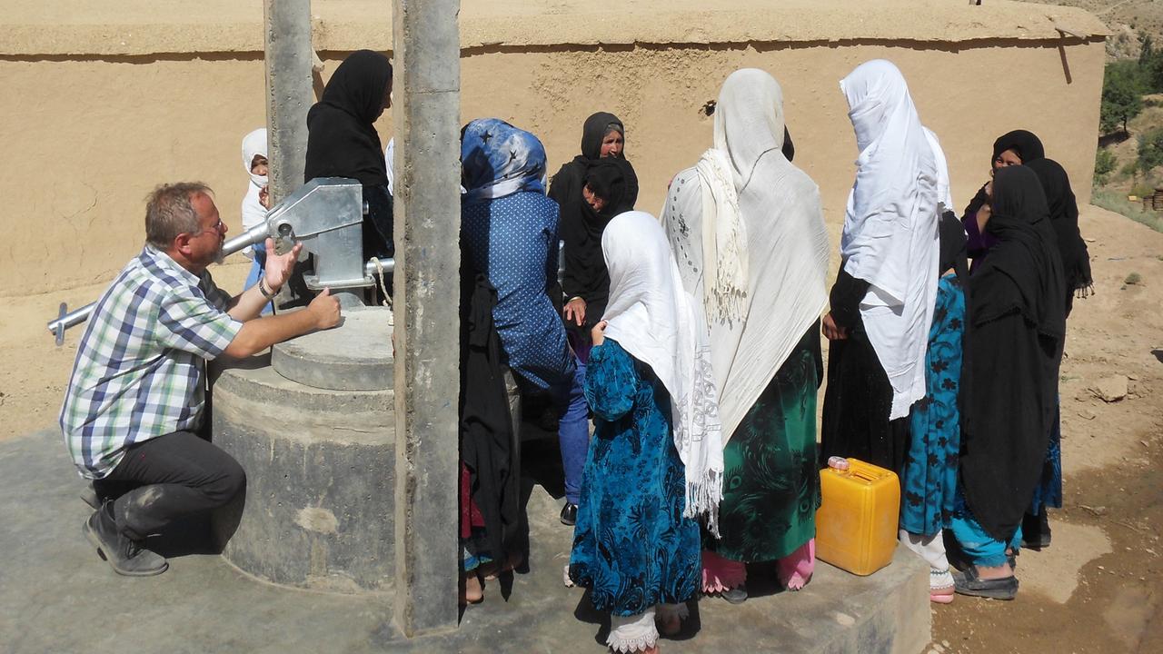 Caritas-Büroleiter in Kabul: Stefan Recker im Gespräch mit afghanischen Frauen über ein Brunnenprojekt.