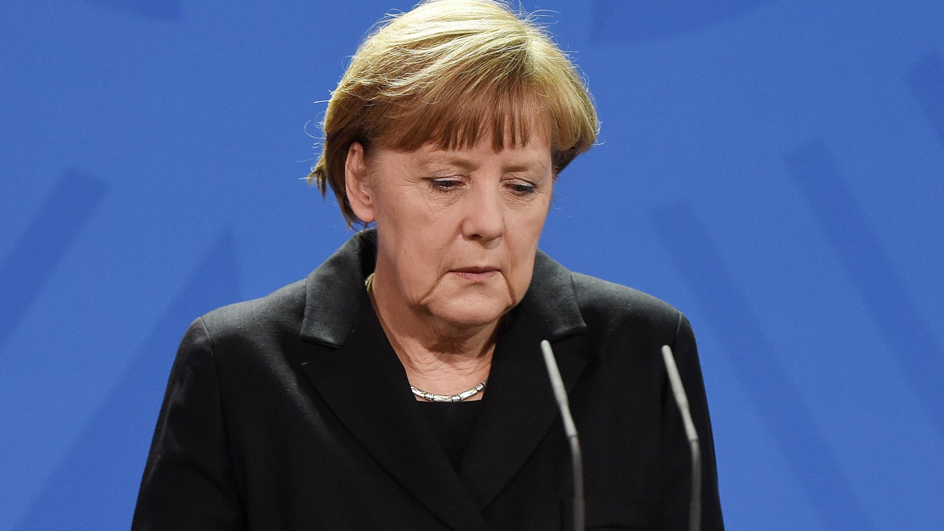 Bundeskanzlerin Angela Merkel (CDU) kommt am 26.03.2015 im Bundeskanzleramt in Berlin zu einer Pressekonferenz, um über die neuen Erkenntnisse zum Absturz der Germanwings-Maschine in Südfrankreich zu berichten. Bundeskanzlerin Angela Merkel (CDU) kommt am 26.03.2015 im Bundeskanzleramt in Berlin zu einer Pressekonferenz, um über die neuen Erkenntnisse zum Absturz der Germanwings-Maschine in Südfrankreich zu berichten.