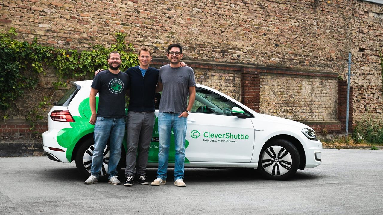 Vor einem VW mit der Marke Clevershuttle stehen die drei Gründer. Vor einem VW mit der Marke Clevershuttle stehen die drei Gründer.