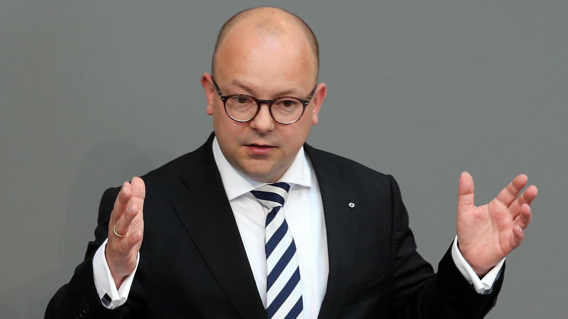 Der FDP-Abgeordnete Frank Müller-Rosentritt spricht im Deutschen Bundestag während der Debatte um den Jahresabrüstungsbericht 2017 Der FDP-Abgeordnete Frank Müller-Rosentritt spricht im Deutschen Bundestag während der Debatte um den Jahresabrüstungsbericht 2017