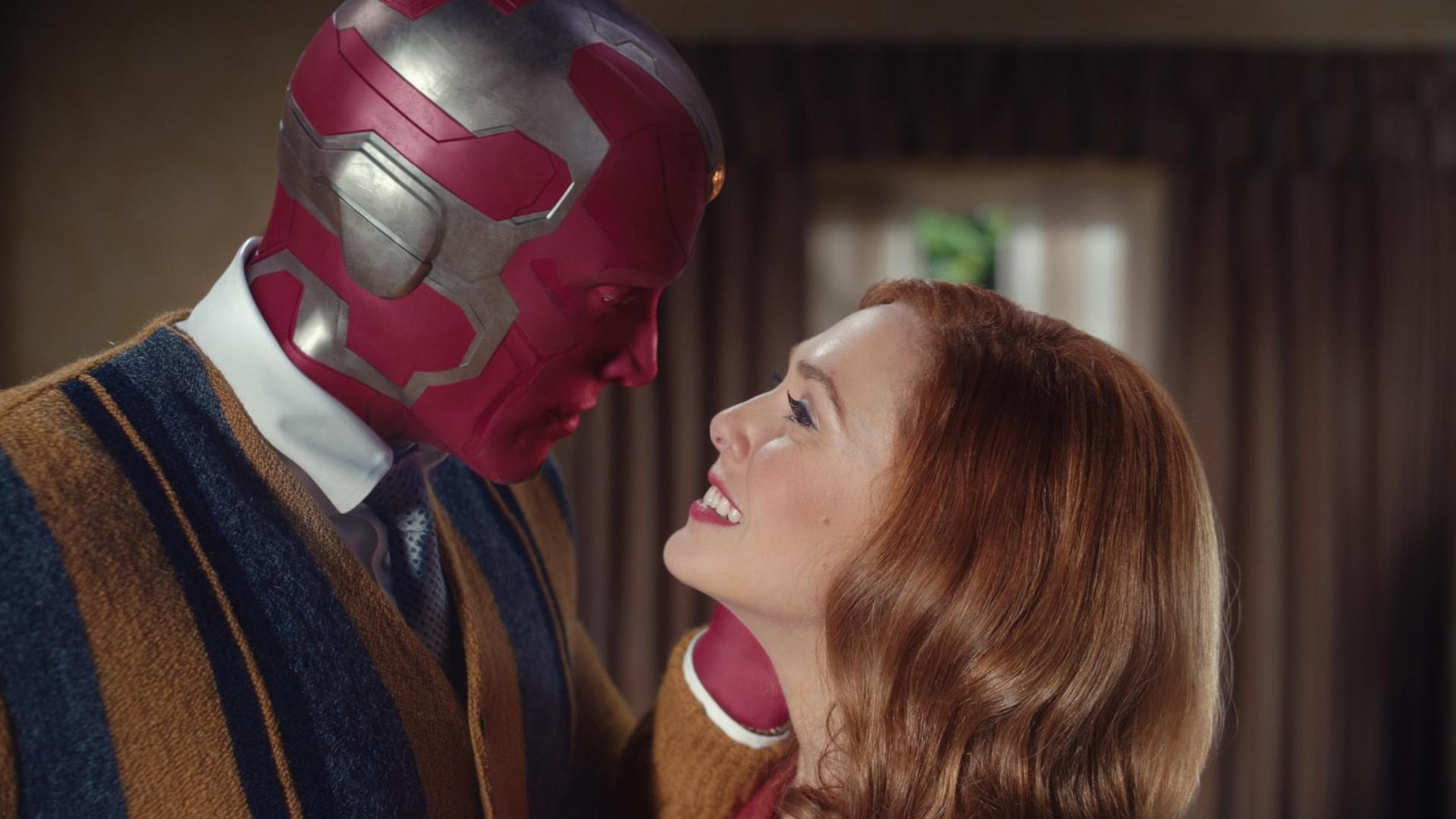 Mann mit Maske und Frau sehen sich an: Paul Bettany als VIsion and Elizabeth Olsen als Wanda Maximoff in der Serie "WandaVision".