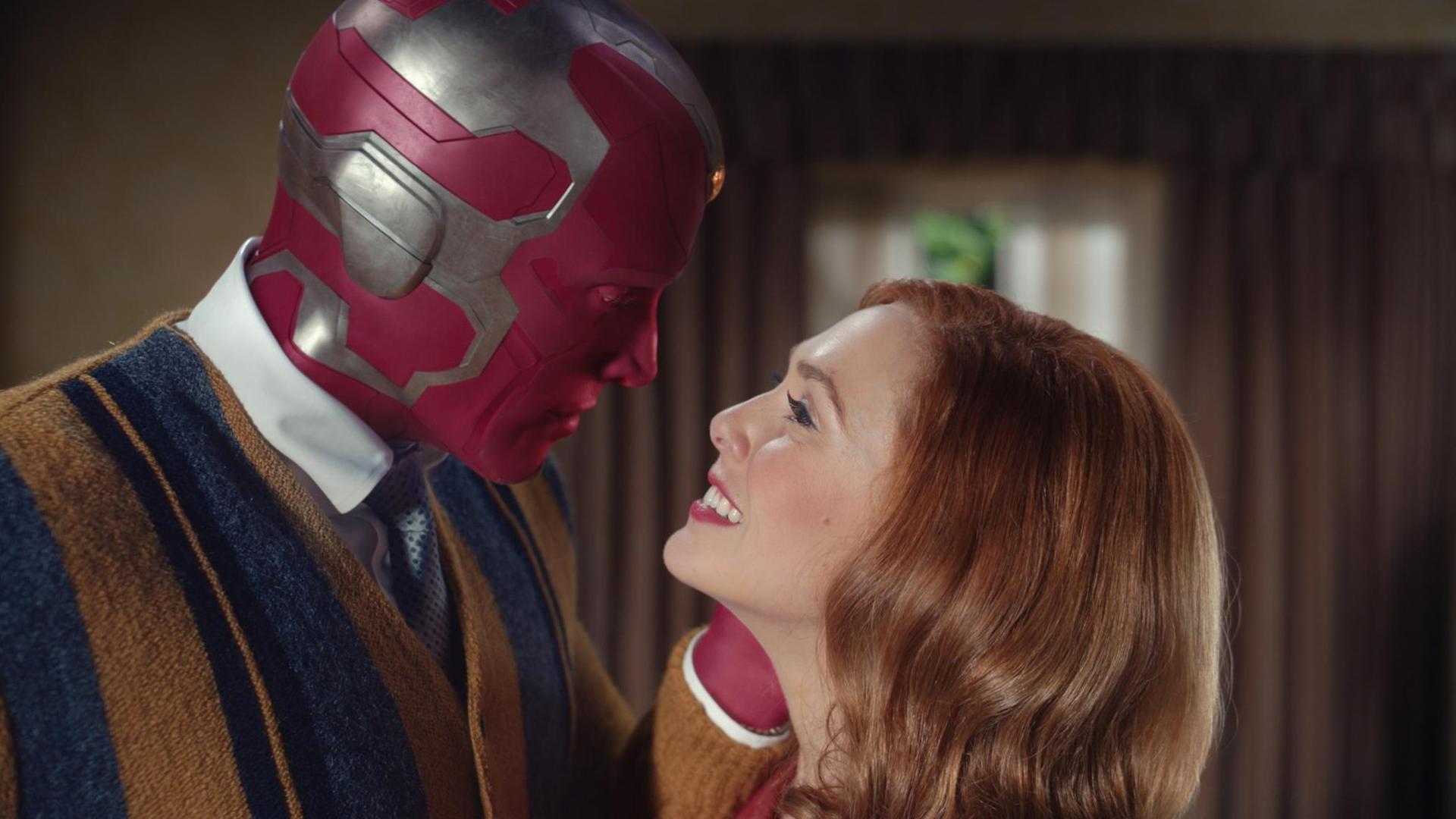 Mann mit Maske und Frau sehen sich an: Paul Bettany als VIsion and Elizabeth Olsen als Wanda Maximoff in der Serie "WandaVision". Mann mit Maske und Frau sehen sich an: Paul Bettany als VIsion and Elizabeth Olsen als Wanda Maximoff in der Serie "WandaVision".