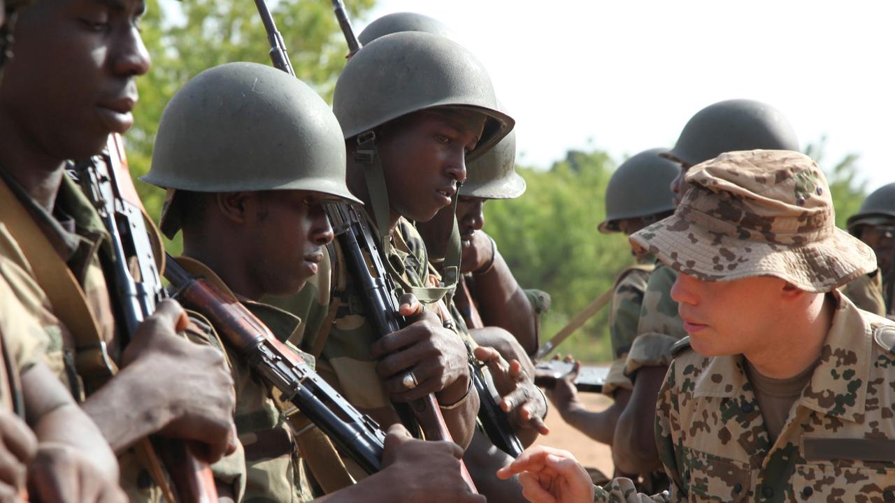 Deutsche Soldaten der EUTM Mali am 07.05.2013 bei der Ausbildung der malischen Pioniere in Koulikoro (Mali). Deutsche Soldaten der EUTM Mali am 07.05.2013 bei der Ausbildung der malischen Pioniere in Koulikoro (Mali).