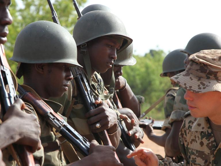 Deutsche Soldaten der EUTM Mali am 07.05.2013 bei der Ausbildung der malischen Pioniere in Koulikoro (Mali).