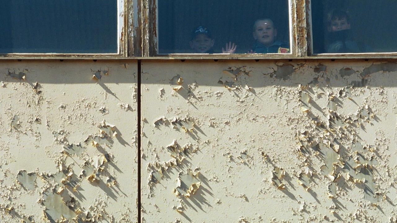Berlin-Weißensee: Die Proteste an den Schulen weiten sich aus. Nach dem geplanten Lehrerstreik am 12. April 2000 wollen die Schüler zu einem großen Sternmarsch im Mai aufrufen. Andere hoffen, dass ihre marode Schule wenigstens teilweise saniert wird. Berlin-Weißensee: Die Proteste an den Schulen weiten sich aus. Nach dem geplanten Lehrerstreik am 12. April 2000 wollen die Schüler zu einem großen Sternmarsch im Mai aufrufen. Andere hoffen, dass ihre marode Schule wenigstens teilweise saniert wird.