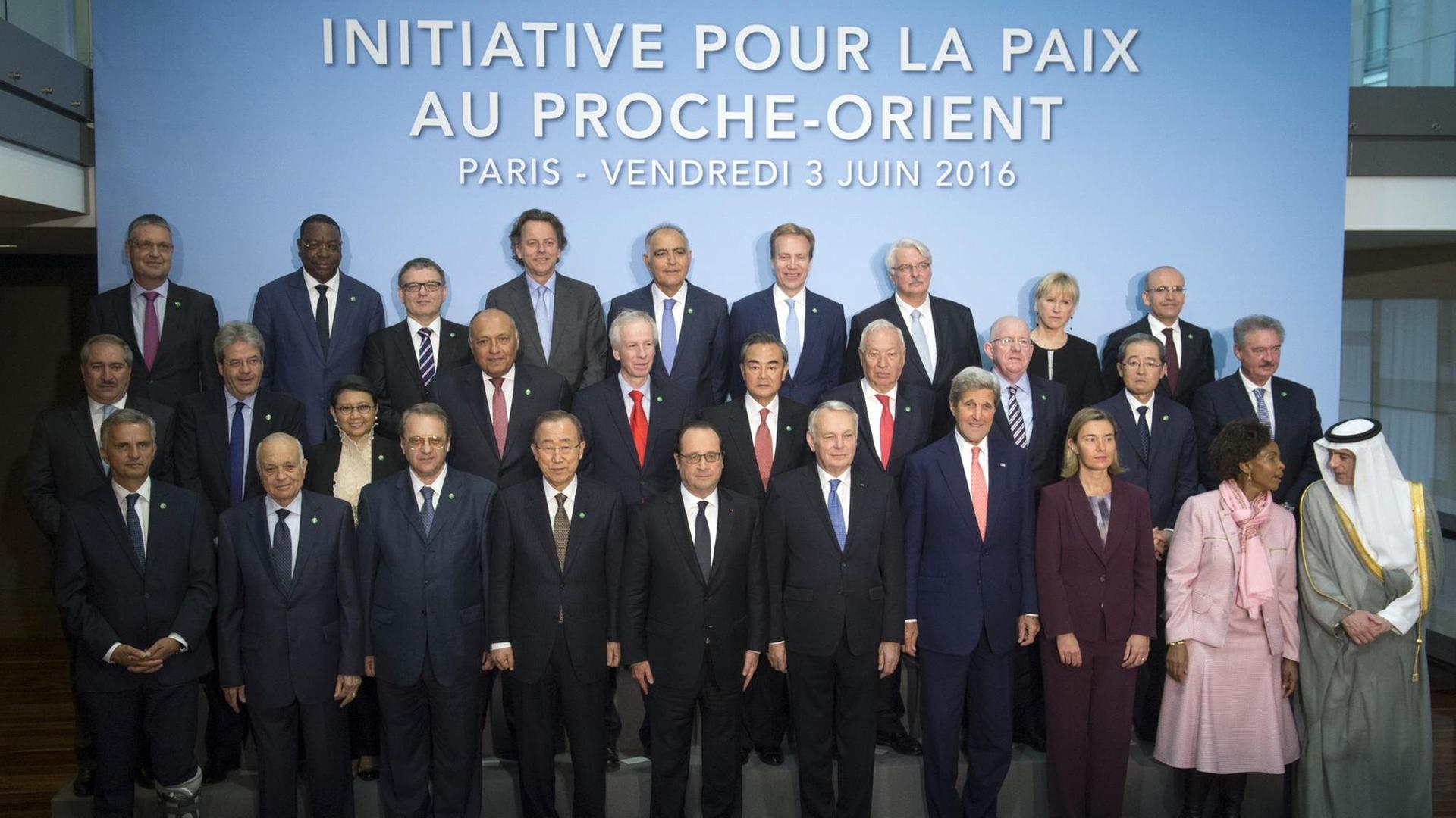 Die Teilnehmer der von Frankreich initiierten Nahost-Friedenskonferenz in Paris.