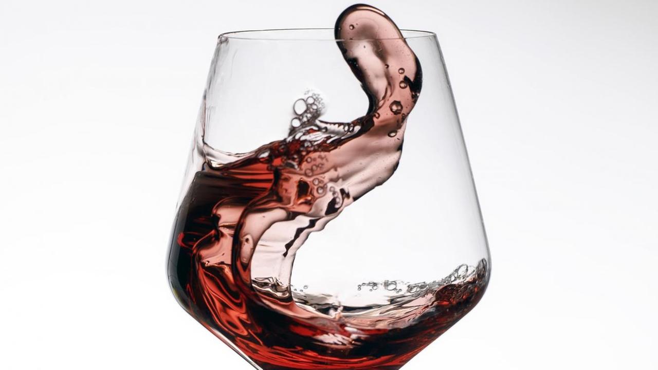 Rotweinglas mit Rotwein