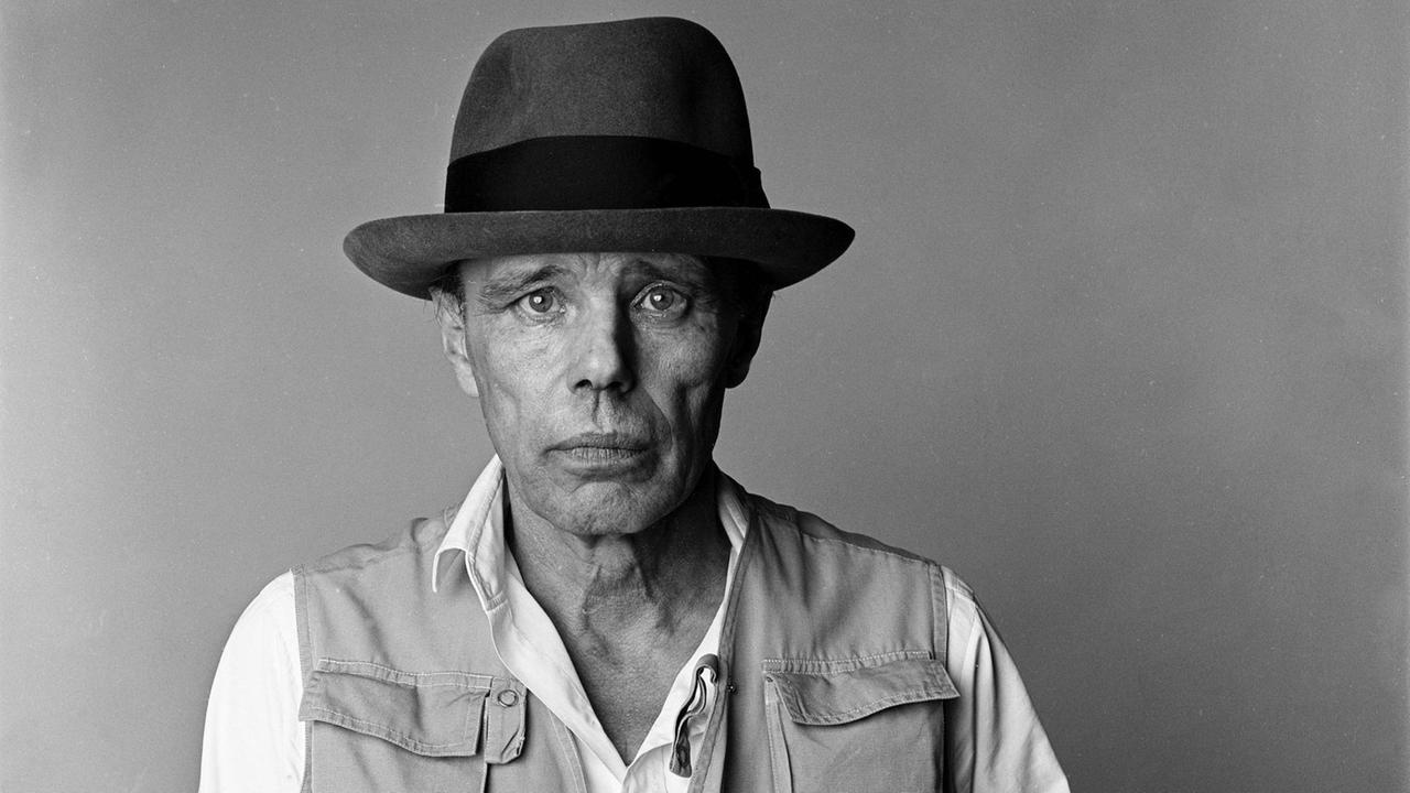 Porträt vom deutschen Künstler Joseph Beuys (1921-1986). Paris, 1985. Porträt vom deutschen Künstler Joseph Beuys (1921-1986). Paris, 1985.