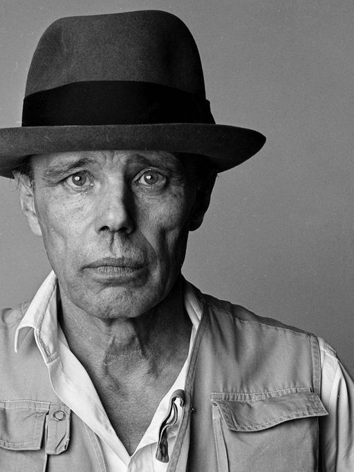 Porträt vom deutschen Künstler Joseph Beuys (1921-1986). Paris, 1985.