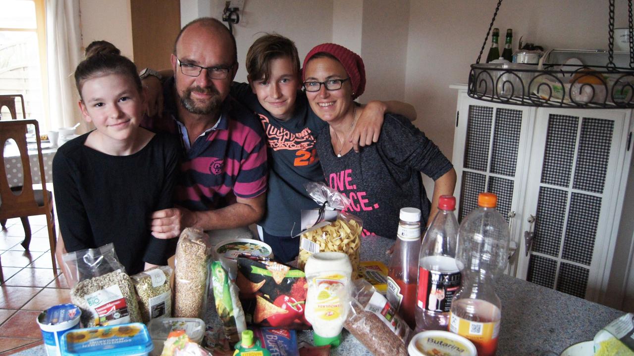 Familie Krieg will eine Woche ohne Plastikverpackungen auskommen und sichtet zunächst das, was sich alles angesammelt hat. Familie Krieg will eine Woche ohne Plastikverpackungen auskommen und sichtet zunächst das, was sich alles angesammelt hat.