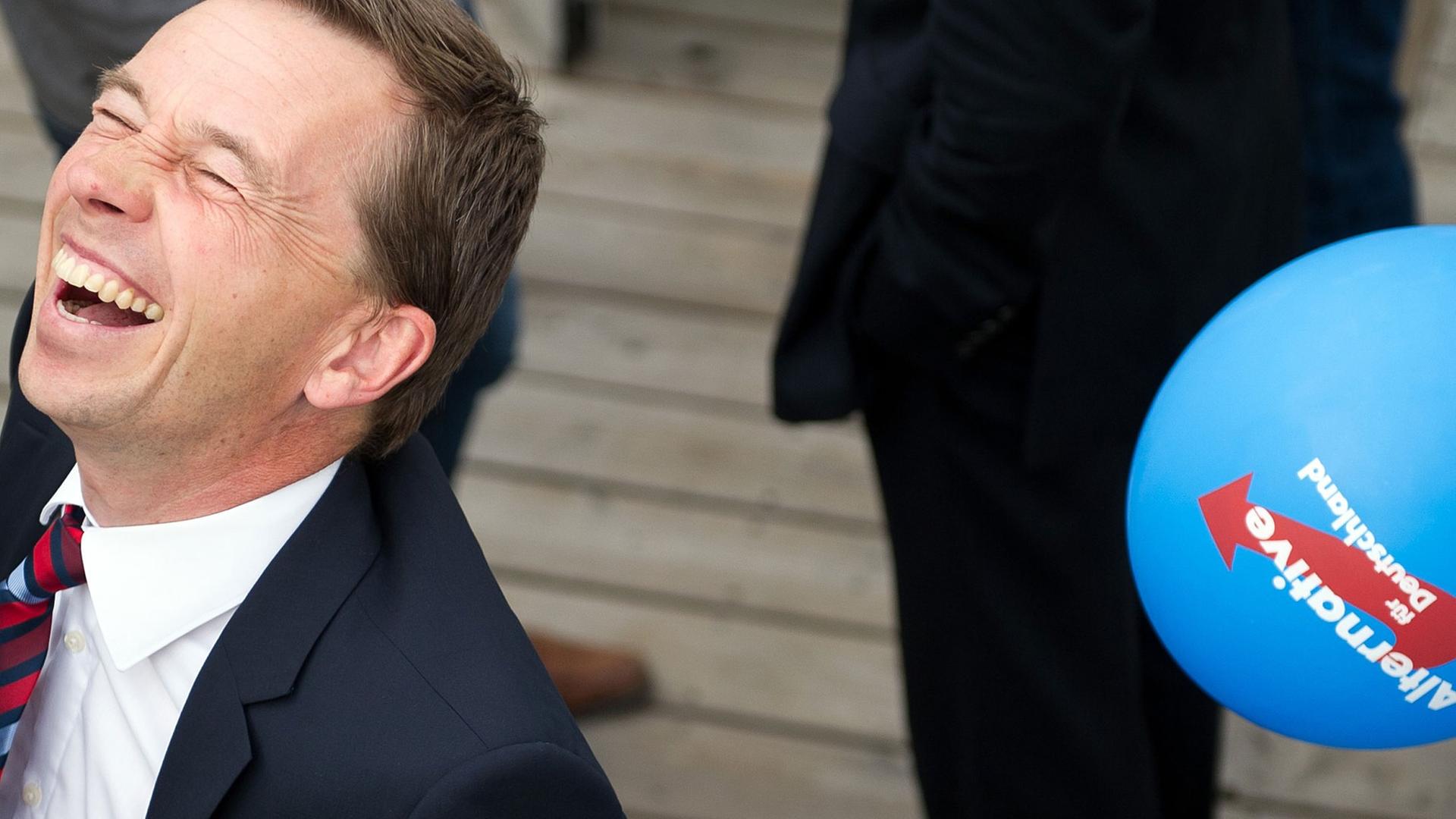 Der Bundesvorsitzende der Alternative für Deutschland, Bernd Lucke, lacht in Berlin bei der Wahlparty der AfD anlässlich der Landtagswahl in Sachsen. Der Bundesvorsitzende der Alternative für Deutschland, Bernd Lucke, lacht in Berlin bei der Wahlparty der AfD anlässlich der Landtagswahl in Sachsen.