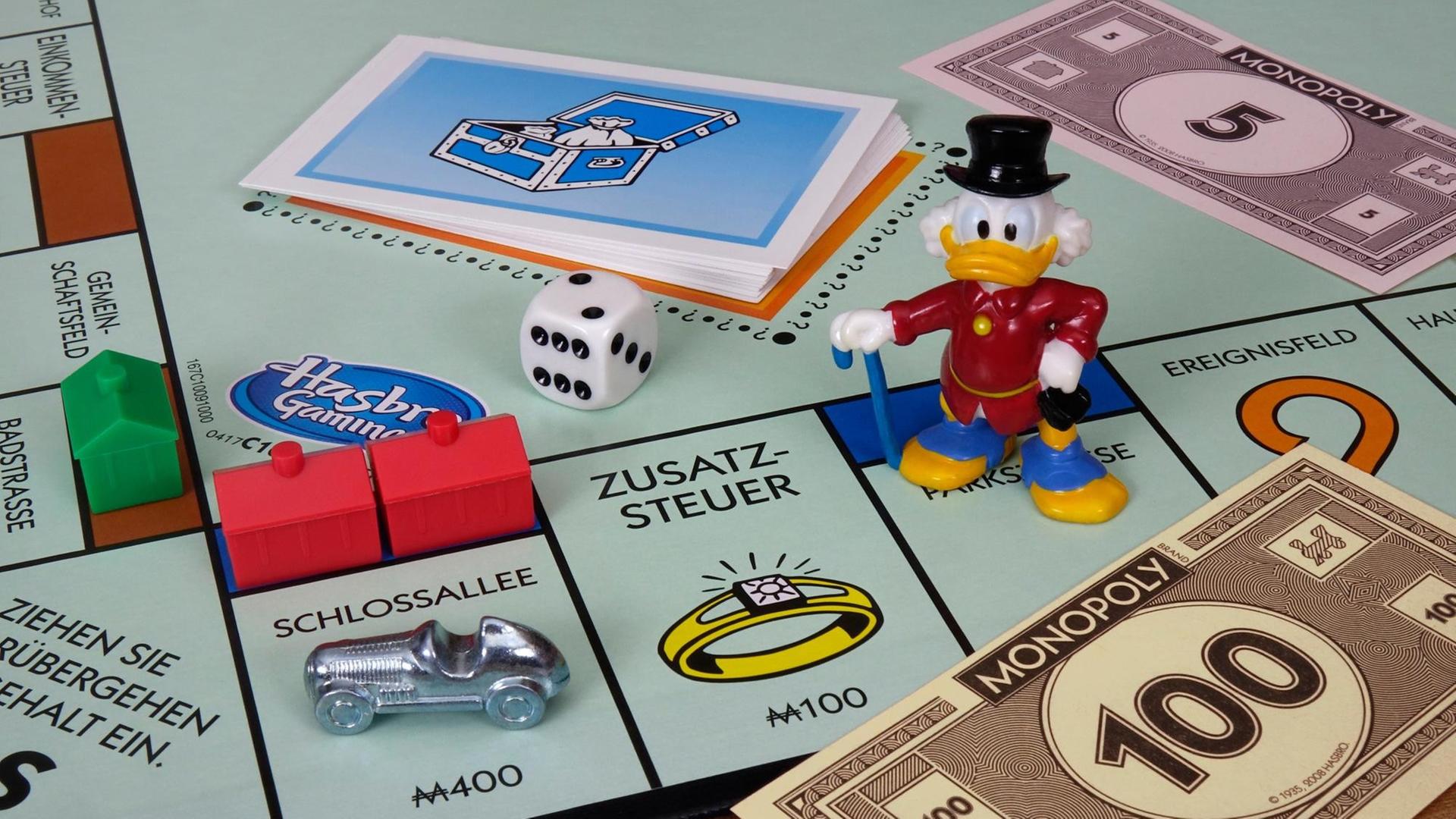 Ein Monopoly-Brett mit Dagobert Duck als Spielfigur Ein Monopoly-Brett mit Dagobert Duck als Spielfigur