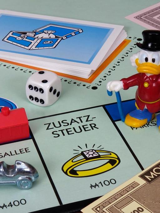 Ein Monopoly-Brett mit Dagobert Duck als Spielfigur