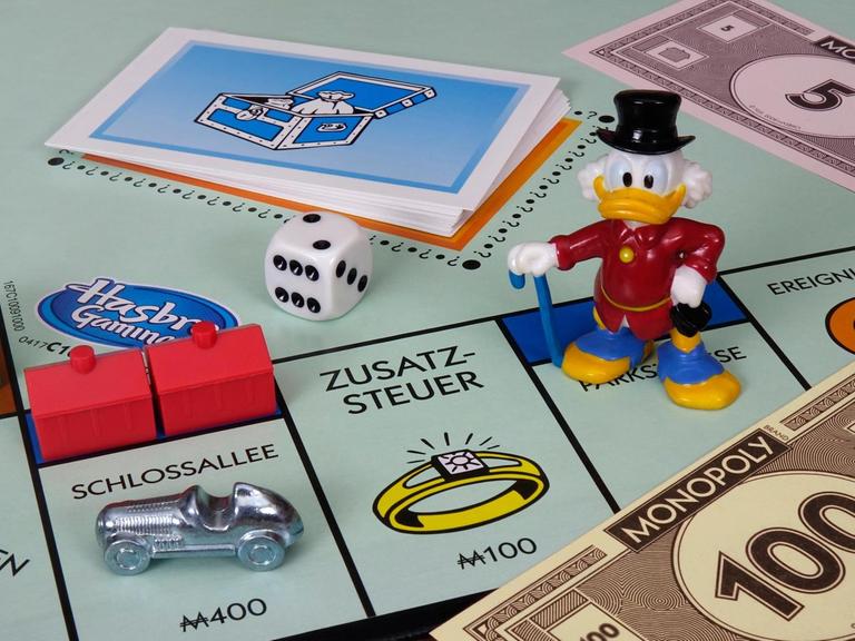 Ein Monopoly-Brett mit Dagobert Duck als Spielfigur