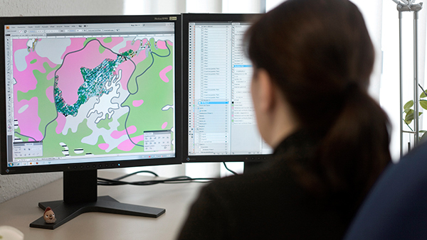 Heute werden Karten vor allem digital am Computer hergestellt. Heute werden Karten vor allem digital am Computer hergestellt.