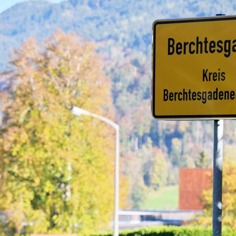 Das Ortsschild «Berchtesgaden - Kreis Berchtesgadener Land» hängt am Eingang der Stadt.