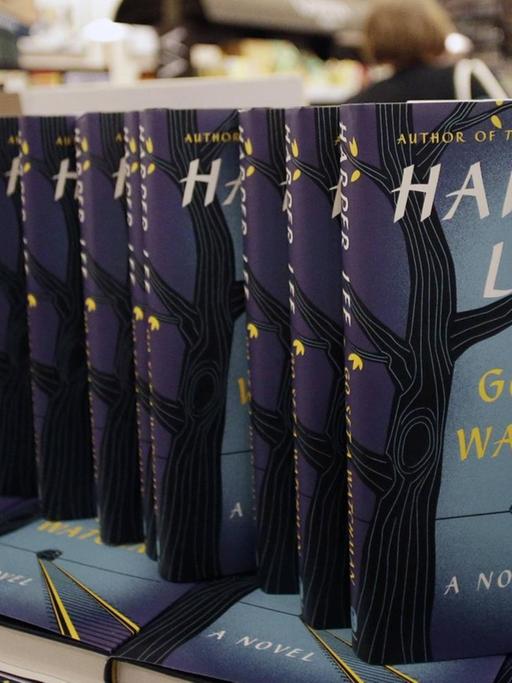 Exemplare von "Go Set a Watchman", der englische Originaltitel, frd Haper Lee Buches Werk "Gehe hin, stelle einen Wächter". Harper Lee erhielt 1960 den Pulitzer Preis für "Wer die Nachtigall stört". Das neue Buch gilt als Exposé zu ihrem Erstling und einzigen Werk, der "NachtigalL":