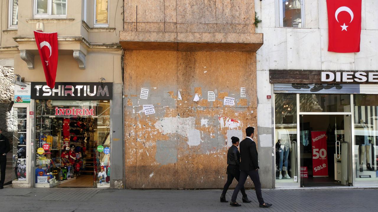 Der Ort des Selbstmordattentats vom 19. März 2016 auf der Istiklal Caddese, der berühmten Einkaufsstraße Istanbuls. Die Blumenkränze und Plakate wurde schon kurz nach dem Anschlägen entfernt.