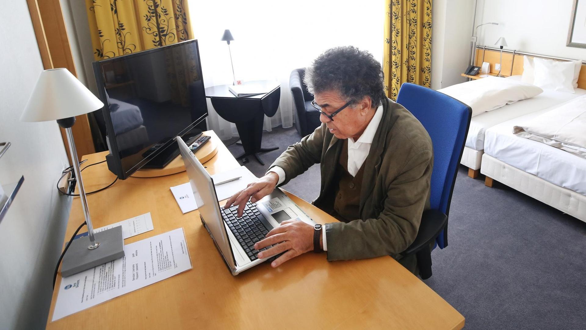 Moncef Mahmoudi, Direktor des Best Western Hotels Mülheim, zeigt ein Hotelzimmer für die Menschen, denen die Decke bei der Home-Office-Arbeit zuhause auf den Kopf fällt. Weil wegen der Corona-Pandemie Übernachtungsgäste ausbleiben, bieten mehrere Hotels inzwischen tagsüber Arbeitszimmer an. Moncef Mahmoudi, Direktor des Best Western Hotels Mülheim, zeigt ein Hotelzimmer für die Menschen, denen die Decke bei der Home-Office-Arbeit zuhause auf den Kopf fällt. Weil wegen der Corona-Pandemie Übernachtungsgäste ausbleiben, bieten mehrere Hotels inzwischen tagsüber Arbeitszimmer an.