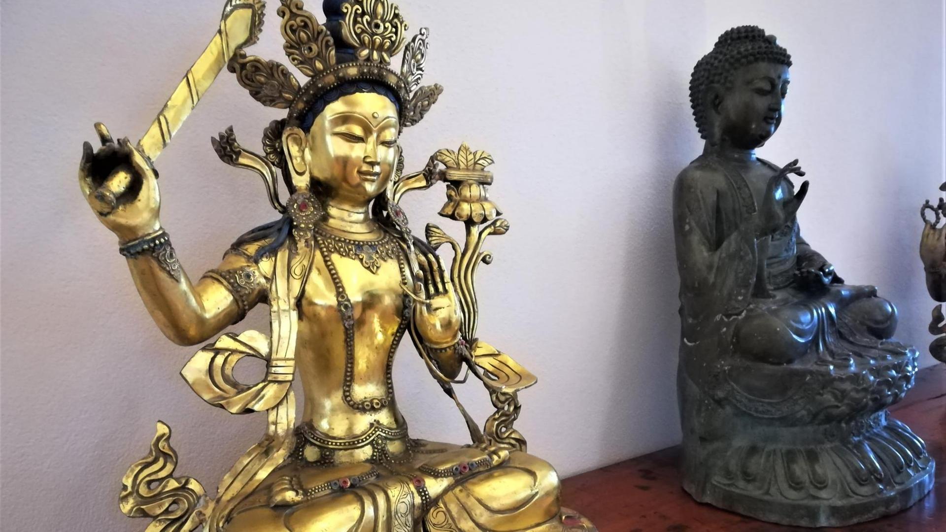 Der Bodhisattva Manjushri im Lotussitz Der Bodhisattva Manjushri im Lotussitz