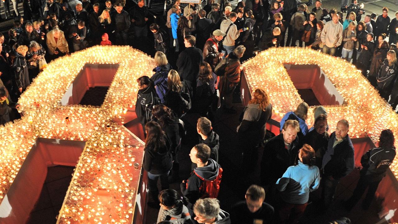 Lichtfest auf dem Leipziger Augustusplatz im Jahr 2010. Leipziger und Gäste der Stadt gestalten eine große 89 aus Kerzen. Mit dem Lichtfest erinnert die Stadt an die historische Montagsdemonstration vom 9. Oktober 1989. Diese Demonstration gilt als der Durchbruch für die Friedliche Revolution in der DDR. Lichtfest auf dem Leipziger Augustusplatz im Jahr 2010. Leipziger und Gäste der Stadt gestalten eine große 89 aus Kerzen. Mit dem Lichtfest erinnert die Stadt an die historische Montagsdemonstration vom 9. Oktober 1989. Diese Demonstration gilt als der Durchbruch für die Friedliche Revolution in der DDR.