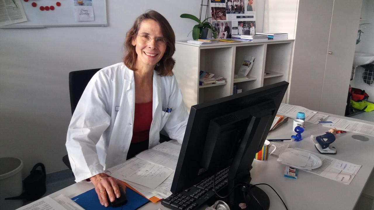 Susanne Simen sitzt am Schreibtisch in ihrem Arztzimmer, sie leitet die Mutter-Kind-Tagesklinik und -Ambulanz am Nürnberger Klinikum Süd. Susanne Simen sitzt am Schreibtisch in ihrem Arztzimmer, sie leitet die Mutter-Kind-Tagesklinik und -Ambulanz am Nürnberger Klinikum Süd.