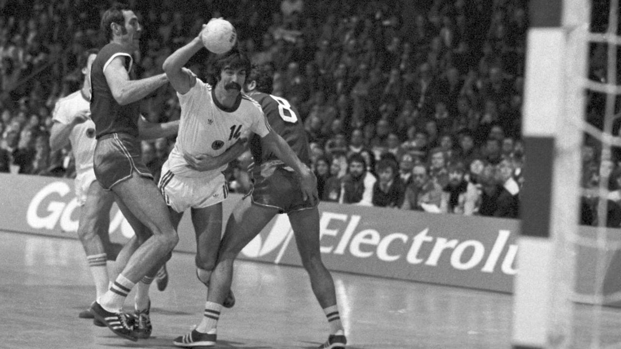 Am 5. Februar 1978 stehen sich in Kopenhagen im Endspiel der Handball-Weltmeisterschaft die BRD und die Sowjetunion gegenüber. Deutschland gewann das Spiel mit 20:19. Der Deutsche Heiner Brand (M) versucht sich gegen zwei gegnerische Verteidiger durchzusetzen. Am 5. Februar 1978 stehen sich in Kopenhagen im Endspiel der Handball-Weltmeisterschaft die BRD und die Sowjetunion gegenüber. Deutschland gewann das Spiel mit 20:19. Der Deutsche Heiner Brand (M) versucht sich gegen zwei gegnerische Verteidiger durchzusetzen.