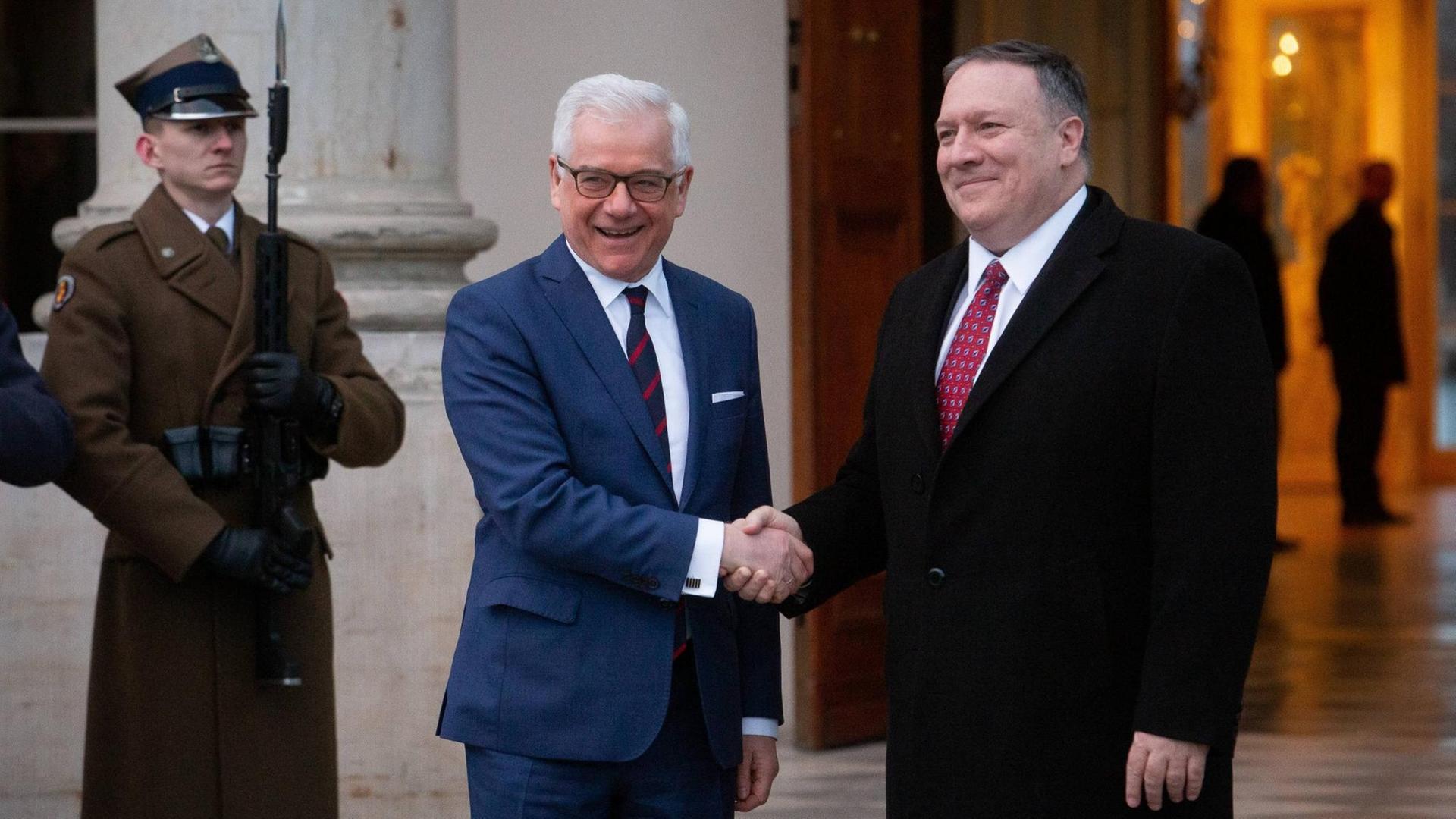 Die Außenminister Polens und der USA, Jacek Czaputowicz (l) und Mike Pompeo (r), begrüßen sich mit Handschlag am 12.02.2019 im Lazienki Park, vor Beginn der Nahost-Konferenz in Warschau Die Außenminister Polens und der USA, Jacek Czaputowicz (l) und Mike Pompeo (r), begrüßen sich mit Handschlag am 12.02.2019 im Lazienki Park, vor Beginn der Nahost-Konferenz in Warschau
