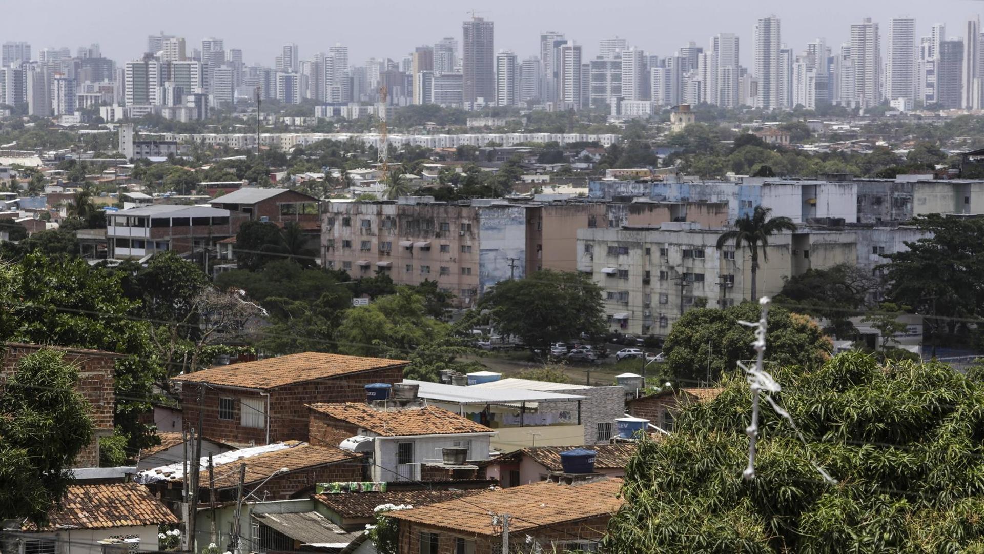 In vielen Städten Brasiliens ist der Unterschied zwischen Arm und Reich deutlich spürbar. Zu sehen ist ein Favela in der Stadt Olinda im Bundesstaat Pernambuco.