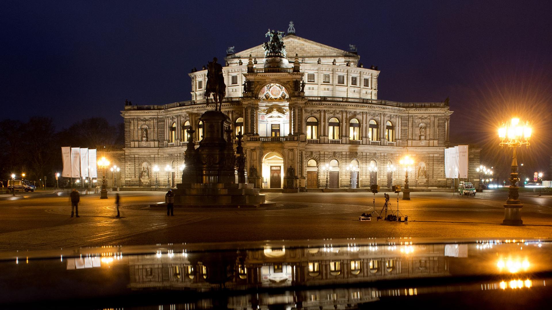 Der leere Theaterplatz vor der Semperoper in Dresden: Niemand demonstriert am 19.01.2015 dort. Eine Terrordrohung von Islamisten gegen die Pegida-Bewegung hat zu einem allgemeinen Demonstrations-Verbot in Dresden geführt.