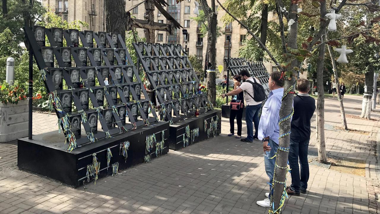 Das Mahnmal für die "Himmlischen Hundert" in Kiew, Ukraine, bestehend aus 107 Marmorplatten, auf denen die Porträts der bei den Maidan-Protesten Verstorbenen abgebildet sind.
