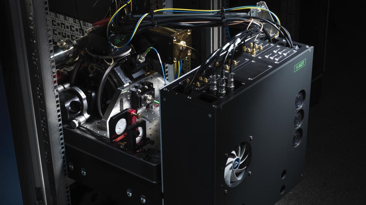 Der Ionenfallen-Quantencomputer des Startups AQT ist in ein Computer-Rack eingebaut und auf dem Bild wie eine Schublade herausgezogen