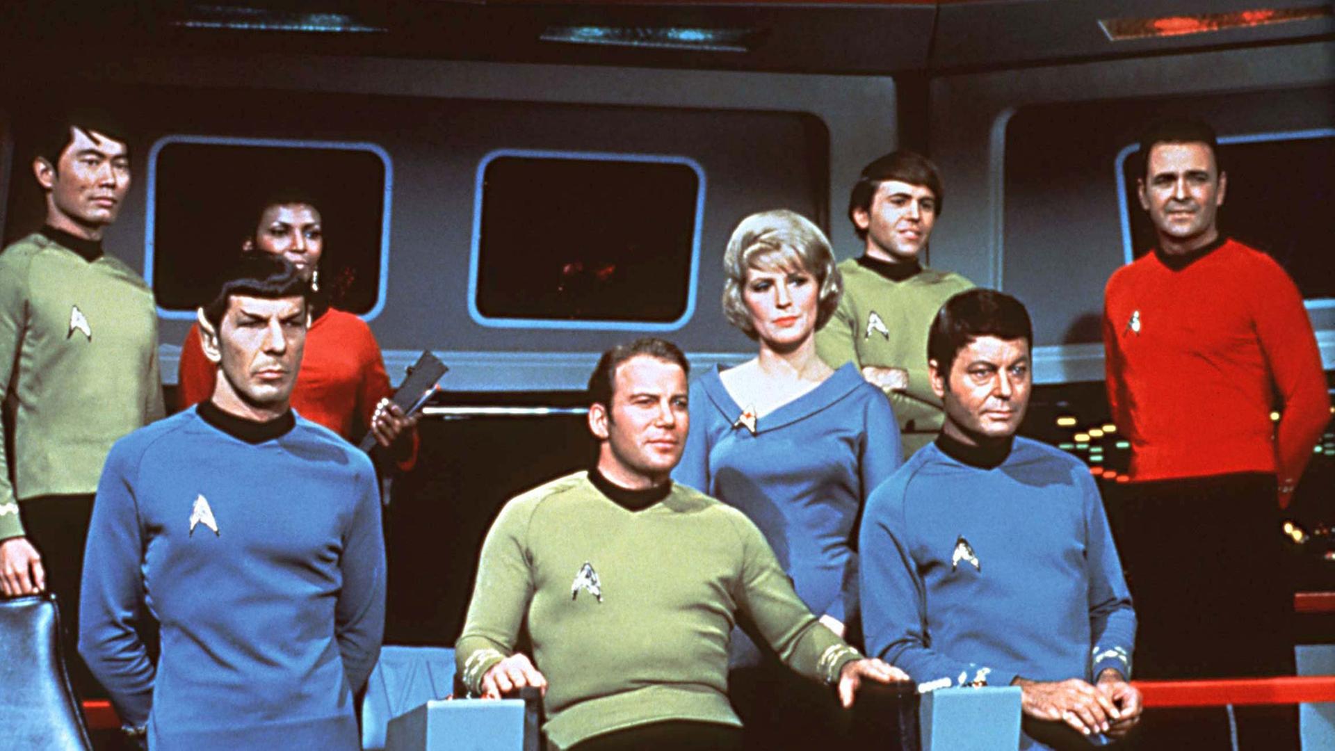 Die Crew des Raumschiffes USS Enterprise auf der Brücke in einer Szene der gleichnamigen Serie: (l-r) George Takei als Lieutenant Hikaru Sulu, Leonard Nimoy als Lieutenant Commander Spock vom Planeten Vulkan, Nichelle Nichols als Kommunikationsoffizier Lieutenant Uhura, William Shatner als Captain James Tiberius Kirk, Majel Barrett als Krankenschwester Christine Chapel, Walter Koenig als Sicherheitsoffizier Ensign Pavel Chekov, DeForest Kelley als Chefarzt Dr. Leonard Horatio McCoy, genannt "Pille" und James Doohan als Chef-Ingenieur Montgomery Scott , genannt "Scotty". (Aufnahme von 1967). Die Crew des Raumschiffes USS Enterprise auf der Brücke in einer Szene der gleichnamigen Serie: (l-r) George Takei als Lieutenant Hikaru Sulu, Leonard Nimoy als Lieutenant Commander Spock vom Planeten Vulkan, Nichelle Nichols als Kommunikationsoffizier Lieutenant Uhura, William Shatner als Captain James Tiberius Kirk, Majel Barrett als Krankenschwester Christine Chapel, Walter Koenig als Sicherheitsoffizier Ensign Pavel Chekov, DeForest Kelley als Chefarzt Dr. Leonard Horatio McCoy, genannt "Pille" und James Doohan als Chef-Ingenieur Montgomery Scott , genannt "Scotty". (Aufnahme von 1967).