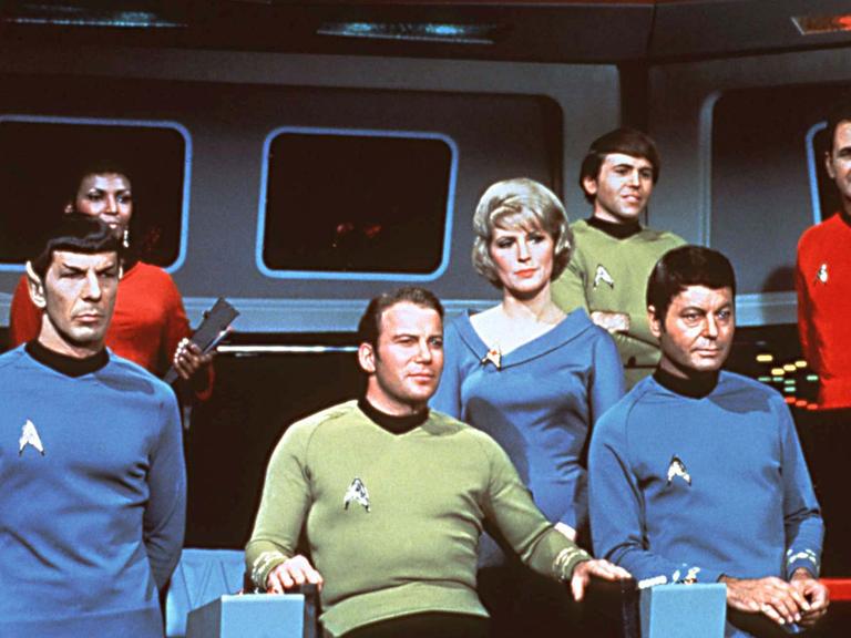 Die Crew des Raumschiffes USS Enterprise, im Zentrum William Shatner als Captain James Tiberius Kirk. 