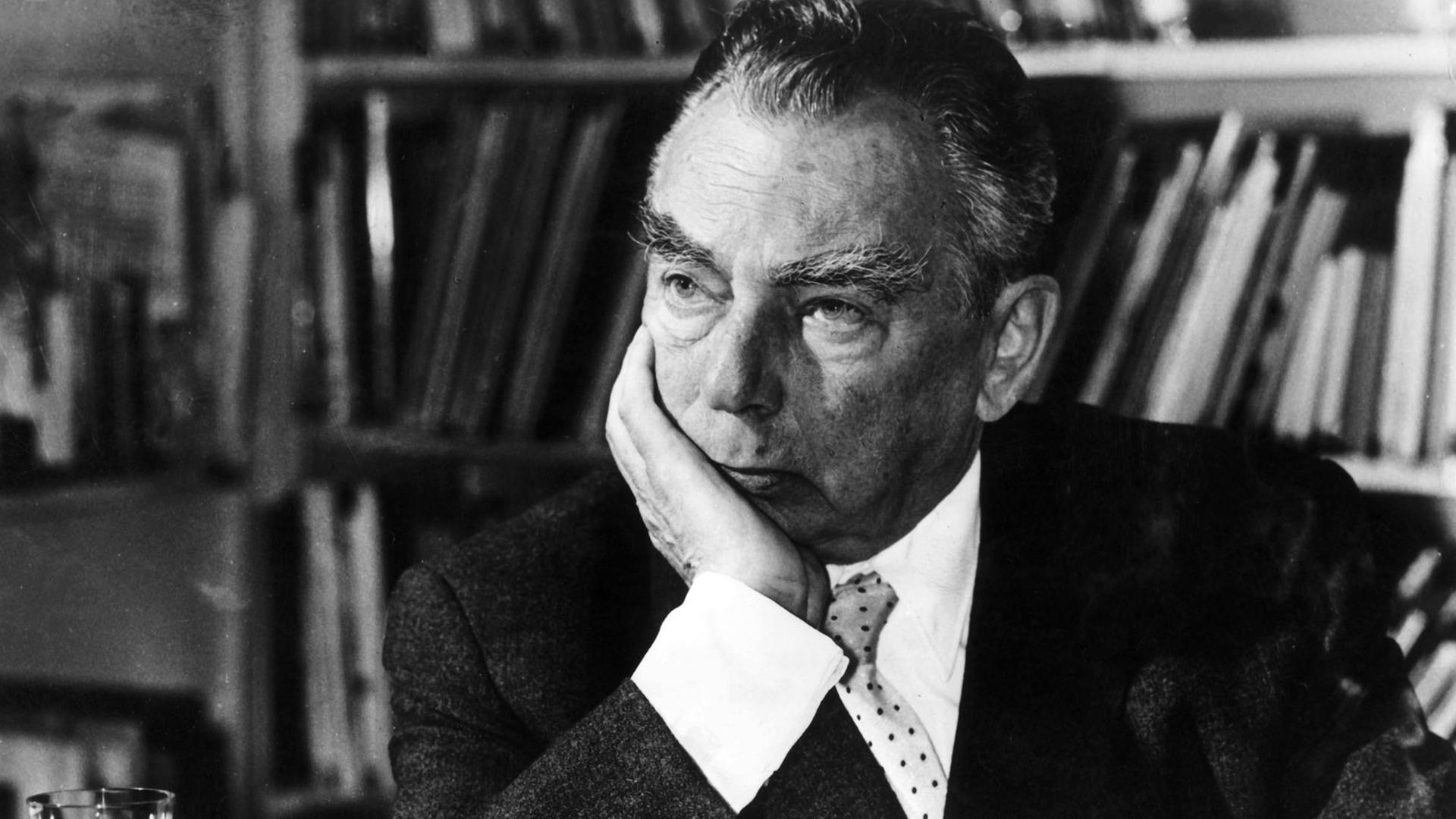Undatiertes Archivbild eines nachdenklichen Erich Kästners. Er war ein deutscher Schriftsteller, Drehbuchautor und Journalist, der vor allem für seine Kinderbücher (z. B. "Emil und die Detektive", "Das doppelte Lottchen")bekannt wurde. Undatiertes Archivbild eines nachdenklichen Erich Kästners. Er war ein deutscher Schriftsteller, Drehbuchautor und Journalist, der vor allem für seine Kinderbücher (z. B. "Emil und die Detektive", "Das doppelte Lottchen")bekannt wurde.