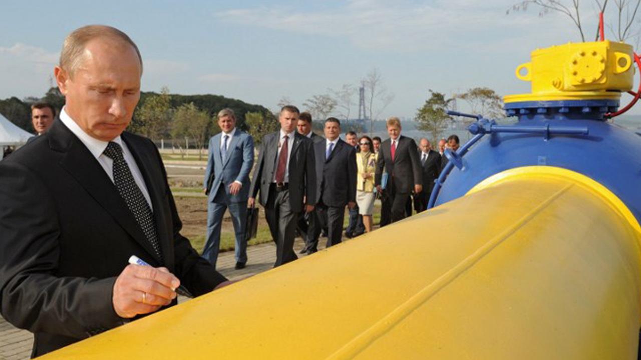 Russlands Präsident Putin im Jahr 2011 bei der Inbetriebnahme einer Pipeline in Wladiwostock. Russlands Präsident Putin im Jahr 2011 bei der Inbetriebnahme einer Pipeline in Wladiwostock.