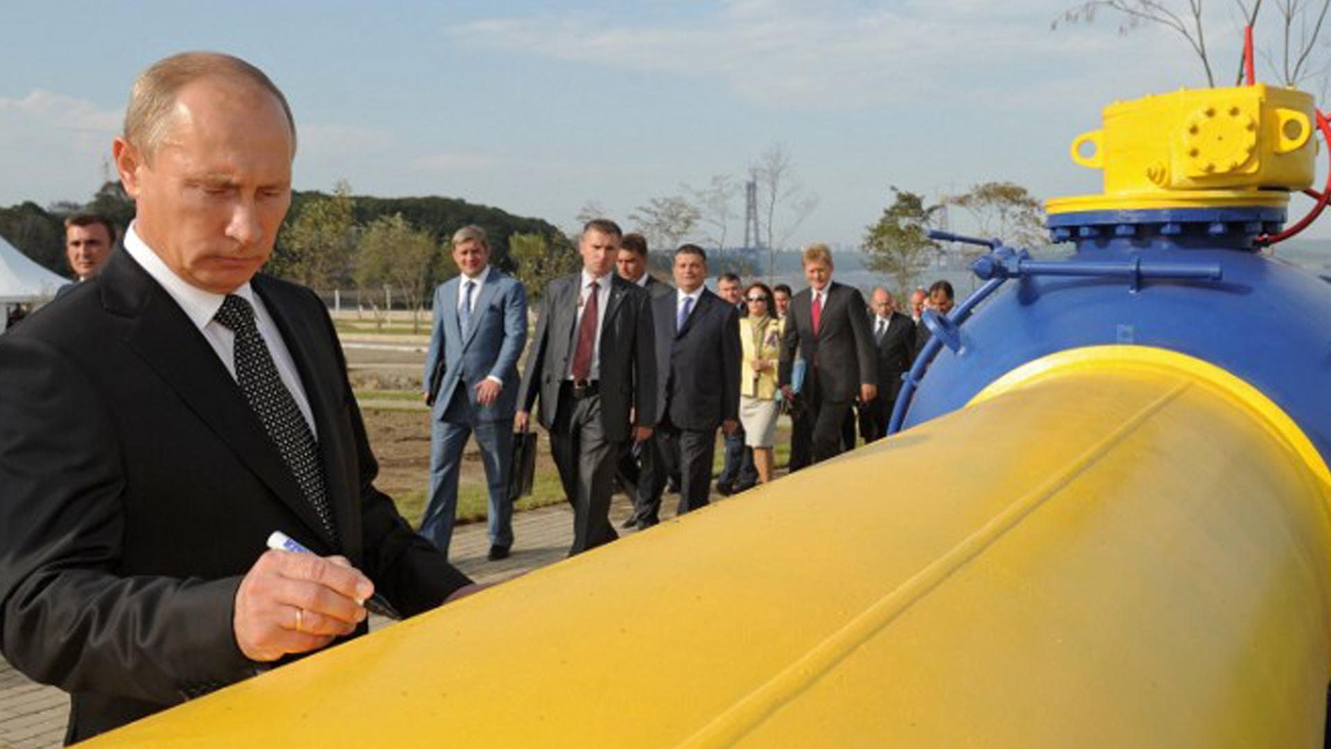 Russlands Präsident Putin im Jahr 2011 bei der Inbetriebnahme einer Pipeline in Wladiwostock Russlands Präsident Putin im Jahr 2011 bei der Inbetriebnahme einer Pipeline in Wladiwostock