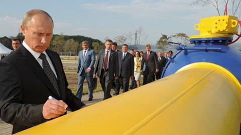 Russlands Präsident Putin im Jahr 2011 bei der Inbetriebnahme einer Pipeline in Wladiwostock
