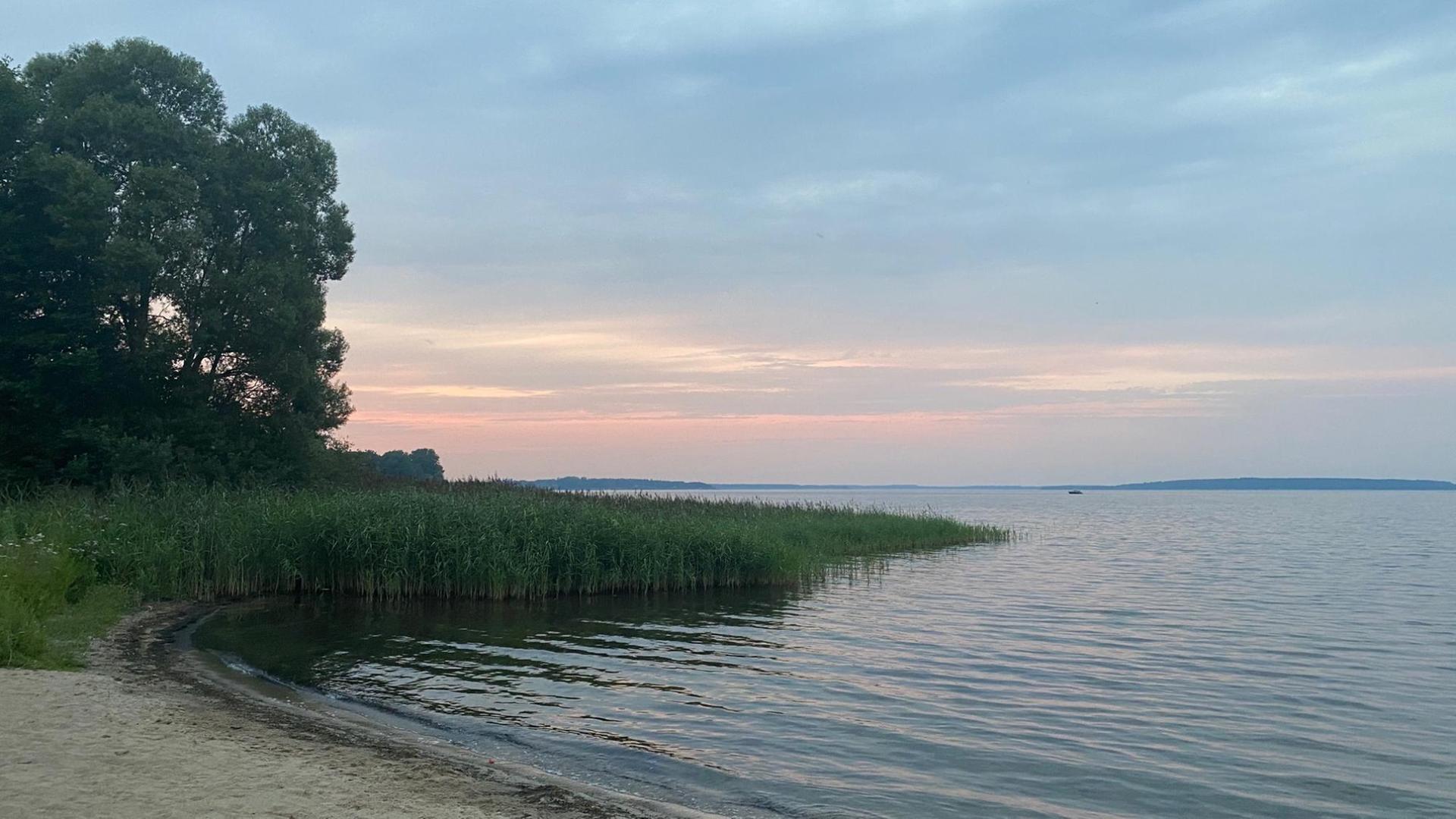 Der Plauer See in Mecklenburg in der Dämmerung. Der Plauer See in Mecklenburg in der Dämmerung.