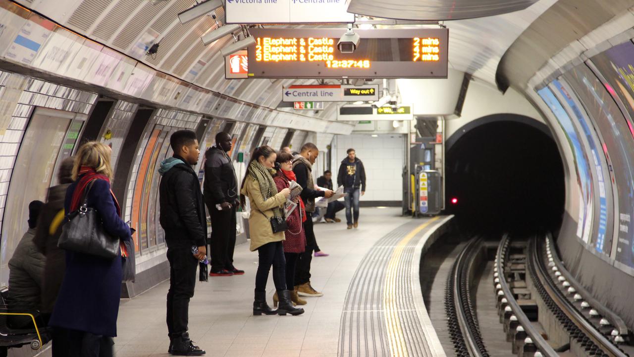 Wartende Menschen an einer Londoner U-Bahn Station Wartende Menschen an einer Londoner U-Bahn Station