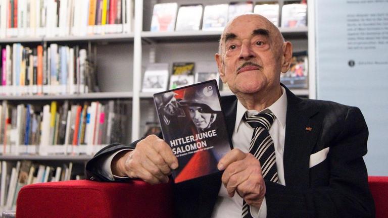ARCHIV - 07.03.2016, Berlin: Der Filmproduzent Artur Brauner sitzt im Jüdischen Museum, dem er aus seinem umfangreichen Werk eine Filmsammlung aus 21 Filmen zu den Themen Holocaust und Nationalsozialismus gespendet hat. Brauner feiert am 1. August seinen 100. Geburtstag. ARCHIV - 07.03.2016, Berlin: Der Filmproduzent Artur Brauner sitzt im Jüdischen Museum, dem er aus seinem umfangreichen Werk eine Filmsammlung aus 21 Filmen zu den Themen Holocaust und Nationalsozialismus gespendet hat. Brauner feiert am 1. August seinen 100. Geburtstag.