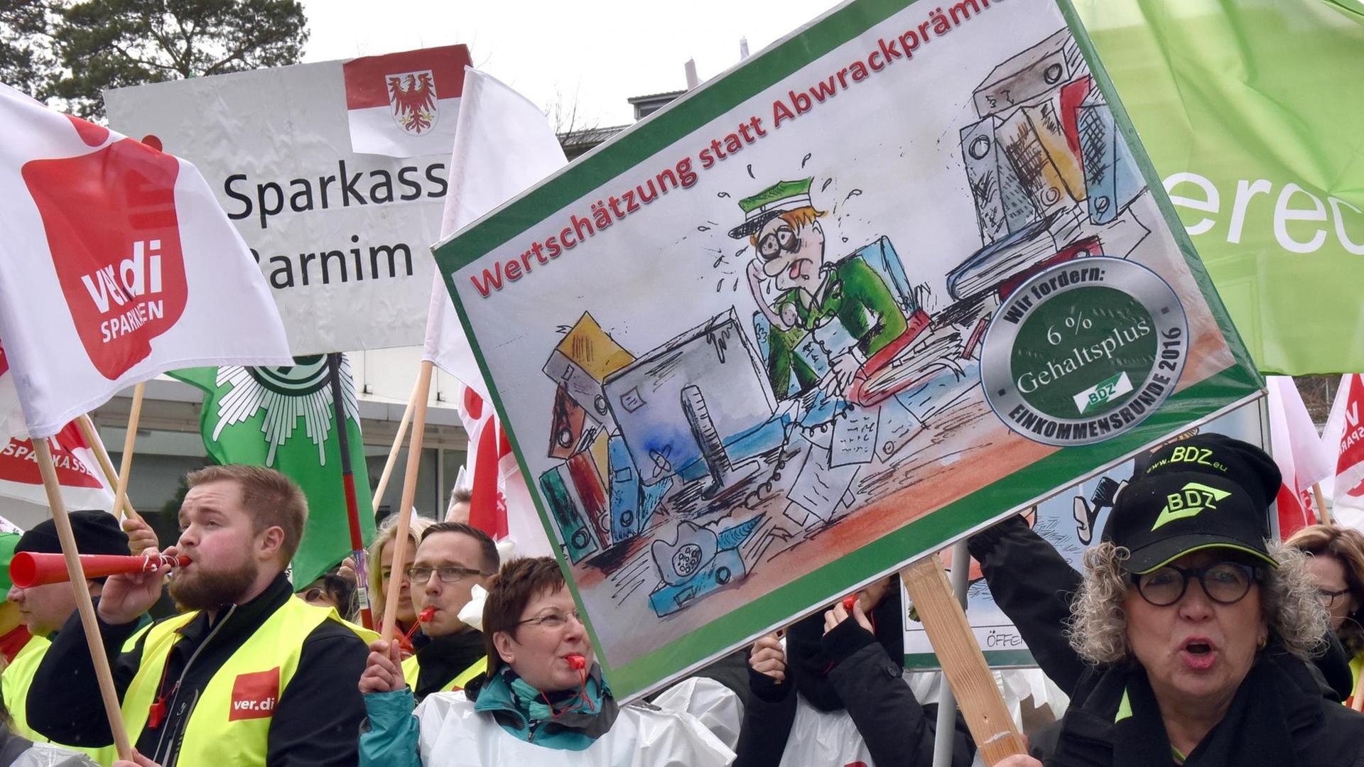 Mit Trillerpfeifen und Tröten demonstrieren Gewerkschafter in Potsdam (Brandenburg) für ihre Forderungen in der Tarifrunde 2016.
