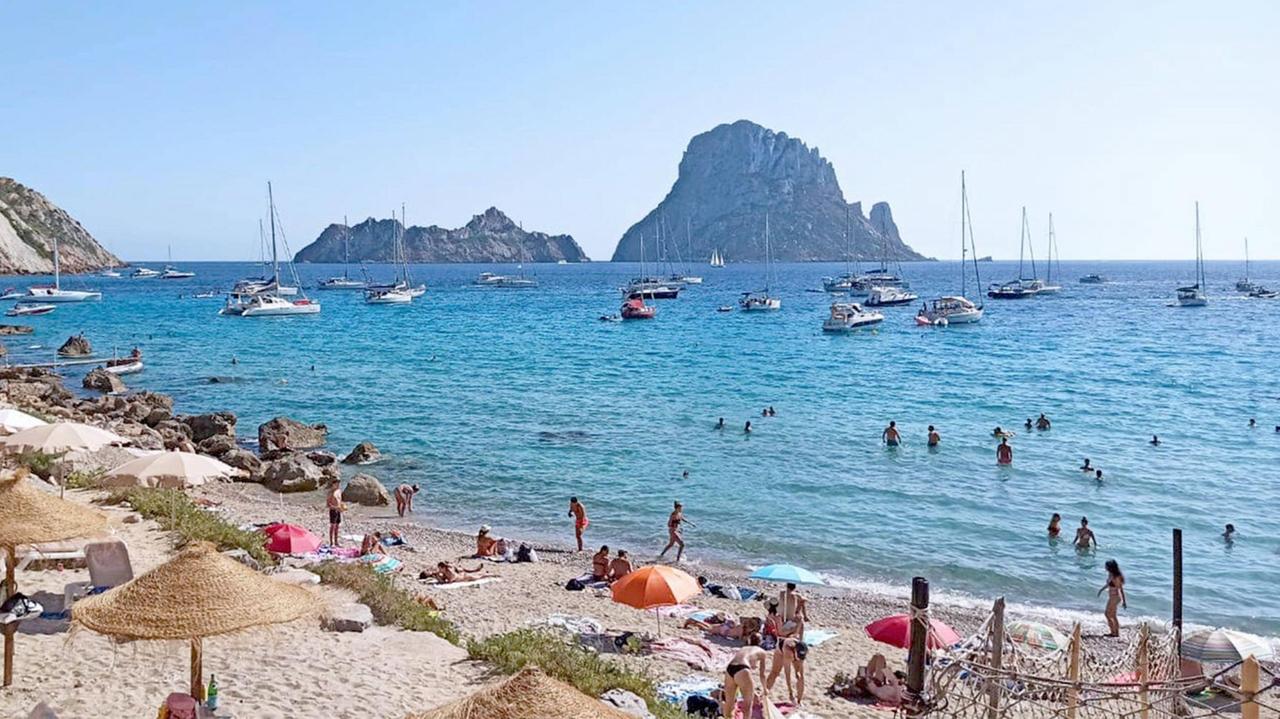 Blick von einer Strandbar auf das Meer mit Touristen am Strand von Palma  auf Mallorca.  