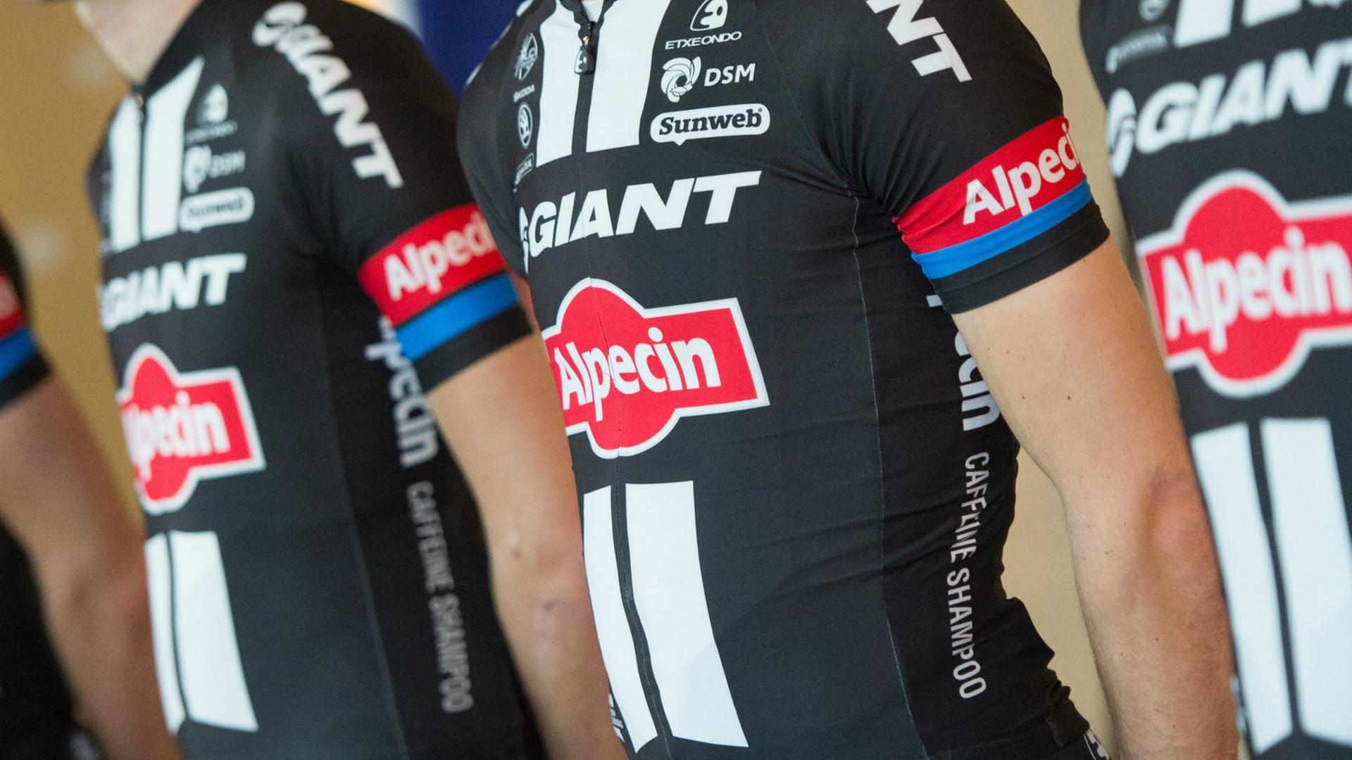 Mehrere Radsportler vom Team «Giant-Alpecin» stehen am 07.01.2015 in Berlin während der offiziellen Vorstellung des Radsport-Teams nebeneinander.