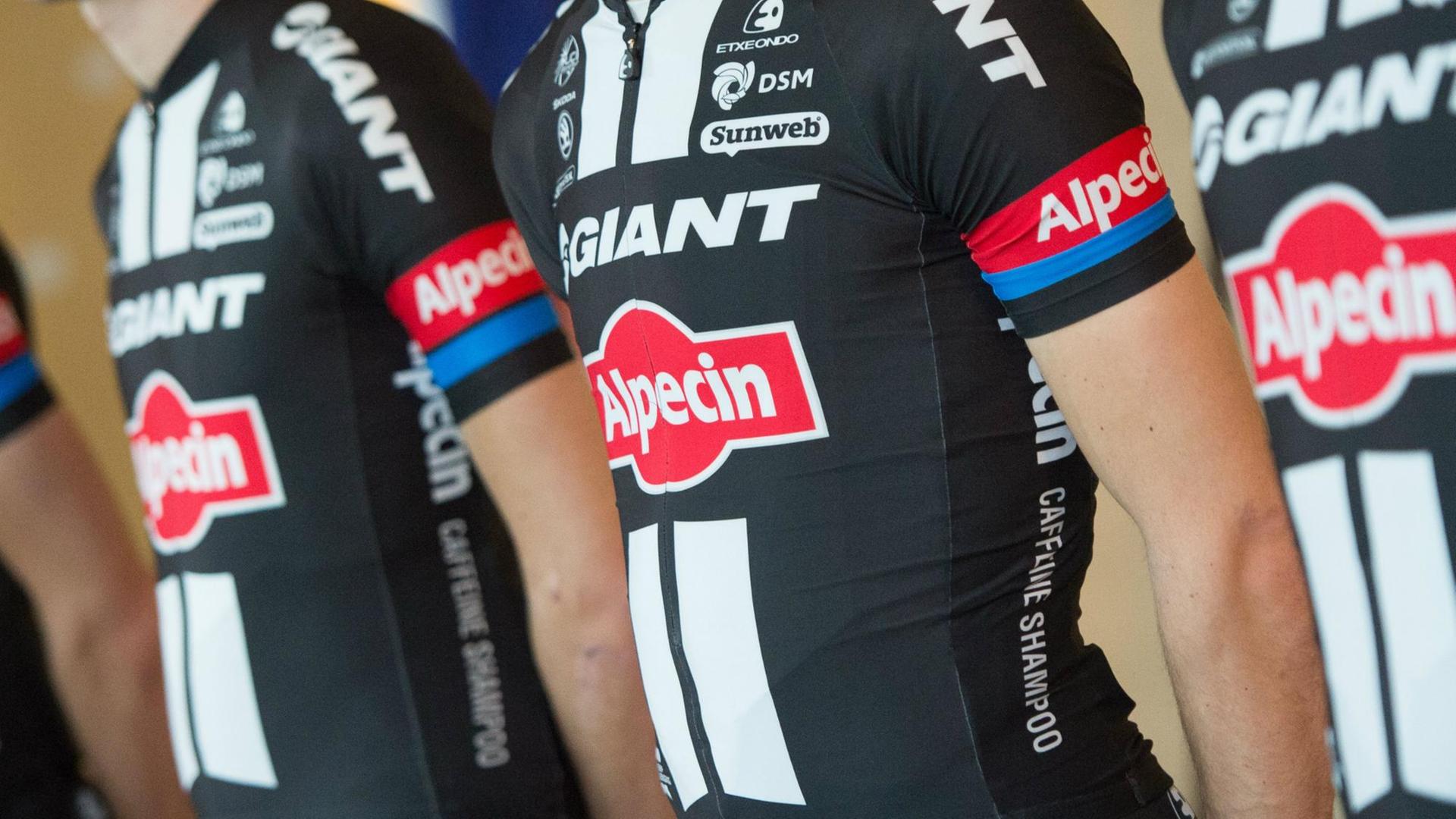 Mehrere Radsportler vom Team «Giant-Alpecin» stehen am 07.01.2015 in Berlin während der offiziellen Vorstellung des Radsport-Teams nebeneinander. Mehrere Radsportler vom Team «Giant-Alpecin» stehen am 07.01.2015 in Berlin während der offiziellen Vorstellung des Radsport-Teams nebeneinander.