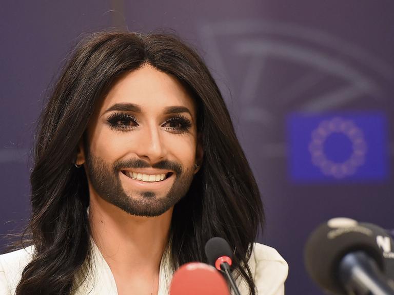 Conchita Wurst bei einer Pressekonferenz im Europäischen Parlament.