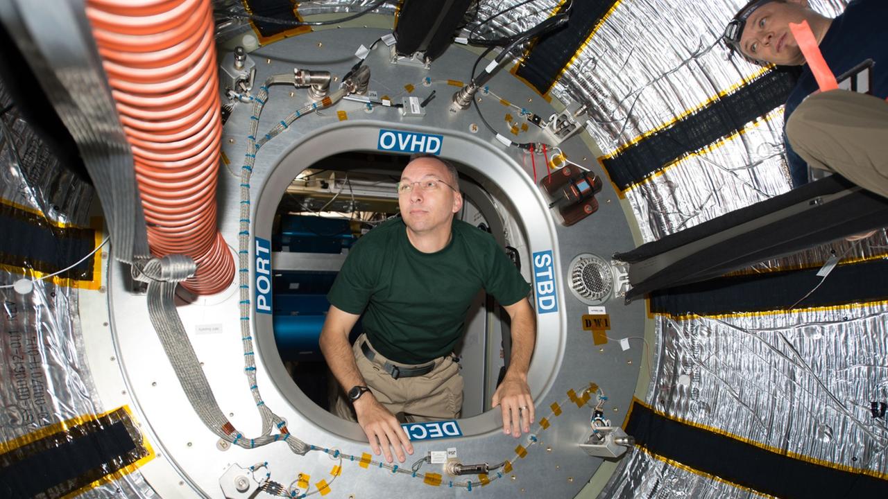 NASA-Astronaut Randy Bresnik inspiziert im Juli 2017 das gerade installierte BEAM-Modul auf der ISS NASA-Astronaut Randy Bresnik inspiziert im Juli 2017 das gerade installierte BEAM-Modul auf der ISS