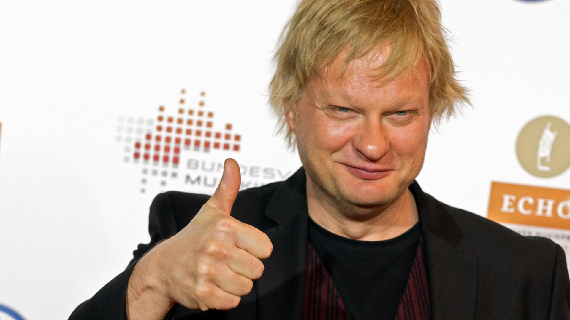 Der finnische Musiker Iiro Rantala reckt 2012 in Dresden vor der Verleihung des "Echo Jazz" Preises den Daumen hoch in Richtung Kameras. Der finnische Musiker Iiro Rantala reckt 2012 in Dresden vor der Verleihung des "Echo Jazz" Preises den Daumen hoch in Richtung Kameras.
