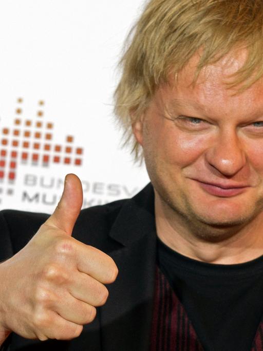 Der finnische Musiker Iiro Rantala reckt 2012 in Dresden vor der Verleihung des "Echo Jazz" Preises den Daumen hoch in Richtung Kameras.