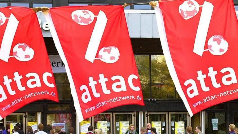 Unter den Fahnen mit der Aufschrift "attac" gehen die Teilnehmer des Kongresses am 20.10.2001 in Berlin auf den Eingang der Technischen Universität in Berlin zu. An der dreitägigen Tagung des globalisierungskritischen Netzwerkes nahmen rund 2000 Kritiker einer ungesteuert wachsenden Verflechtung der Weltwirtschaft teil, um sich für einen friedlichen Wandel der Welt einzusetzen. Zum Auftakt der Tagung der Bewegung ATTAC gab es Aufrufe zu friedlicher Unruhe. Unter den Fahnen mit der Aufschrift "attac" gehen die Teilnehmer des Kongresses am 20.10.2001 in Berlin auf den Eingang der Technischen Universität in Berlin zu. An der dreitägigen Tagung des globalisierungskritischen Netzwerkes nahmen rund 2000 Kritiker einer ungesteuert wachsenden Verflechtung der Weltwirtschaft teil, um sich für einen friedlichen Wandel der Welt einzusetzen. Zum Auftakt der Tagung der Bewegung ATTAC gab es Aufrufe zu friedlicher Unruhe.